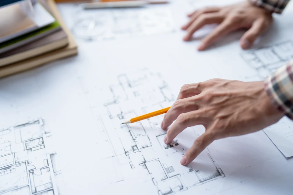 Intérieur résidentiel moderne avec pose de parquet flottant en cours