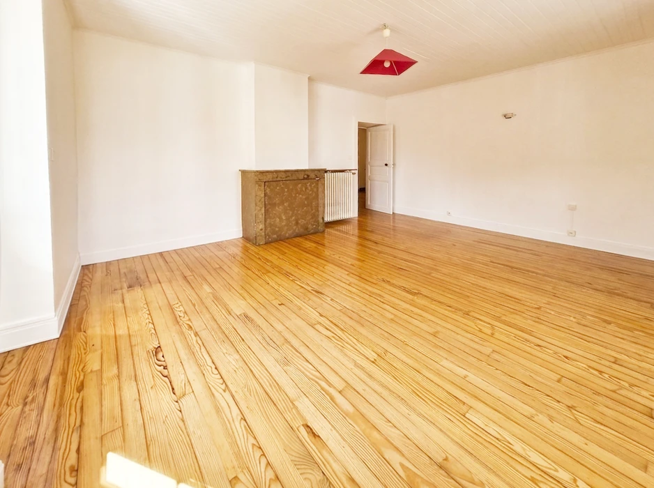 Intérieur vide de maison neuve, style américain classique