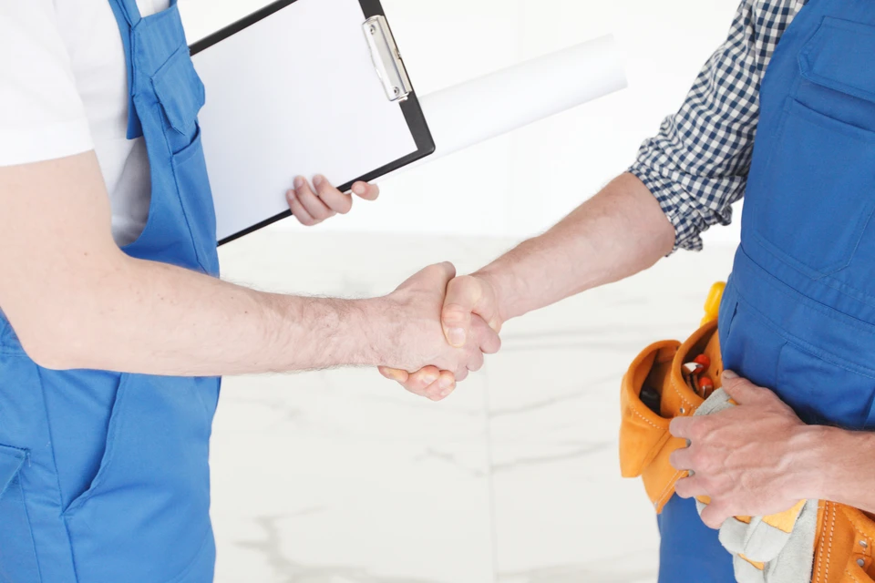 Chantier de rénovation intérieure avec pièce partiellement terminée