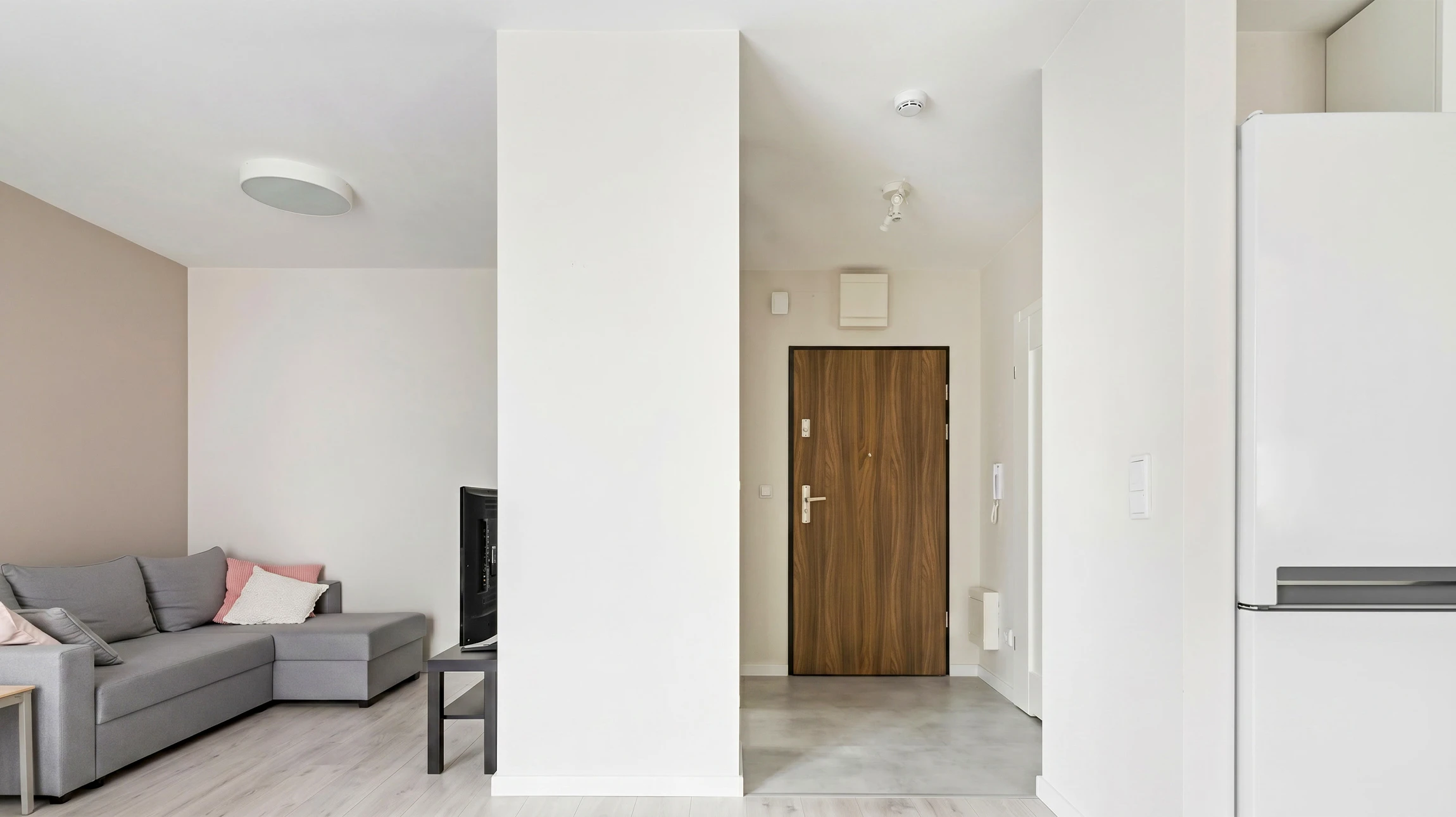Salle de bain mansardée en cours de rénovation avec carrelage métro blanc partiellement posé, radiateur sèche-serviettes, sanitaires WC et bidet installés