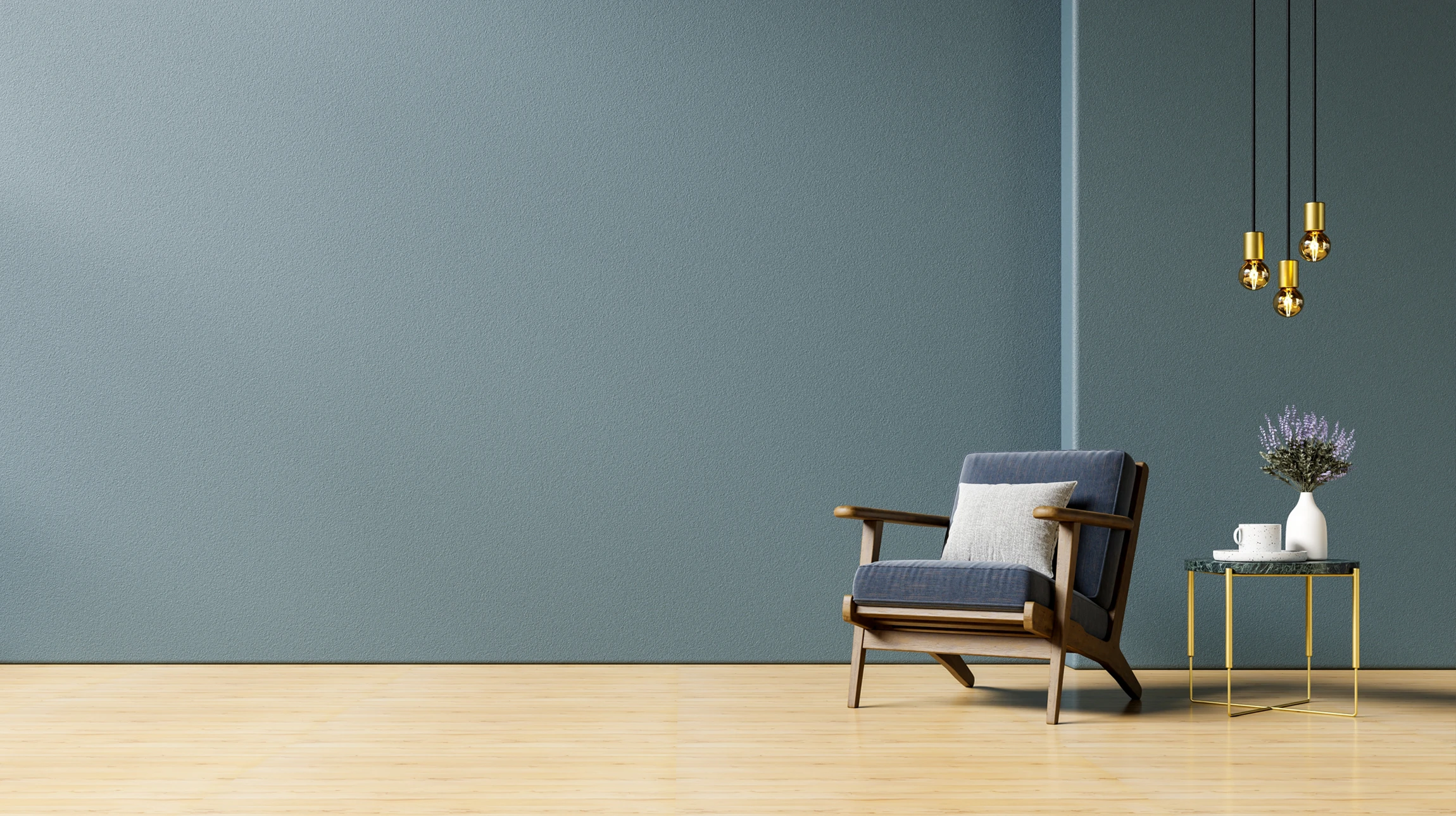Personne peignant en bleu marine le montant vertical d'une porte d'entrée blanche avec vitraux décoratifs dorés