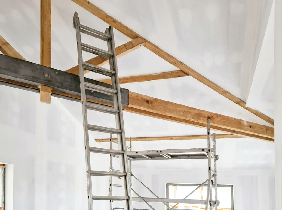 Chantier de rénovation intérieur avec plafond suspendu en cours d'installation