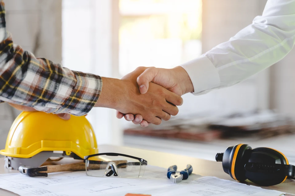 Un décorateur donne des conseils au client, sélectionne éléments de design pour un nouveau projet de rénovation intérieure