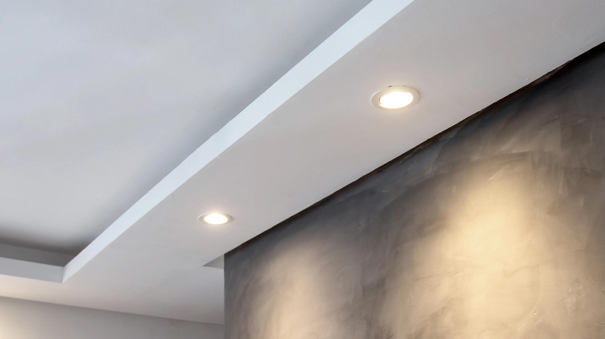 Plafond moderne à architecture courbe avec éclairage LED intégré