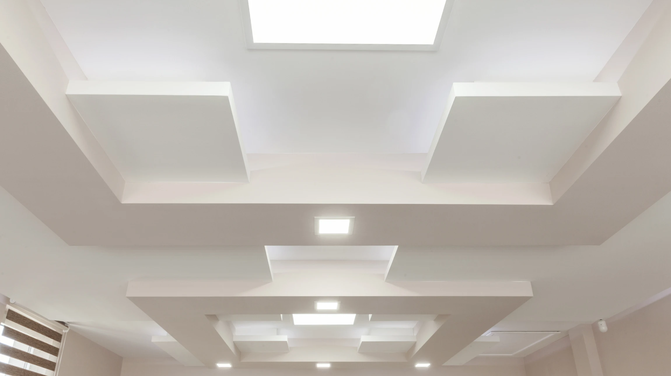 Intérieur résidentiel avec plafond à caissons en staff blanc décoré de moulures classiques