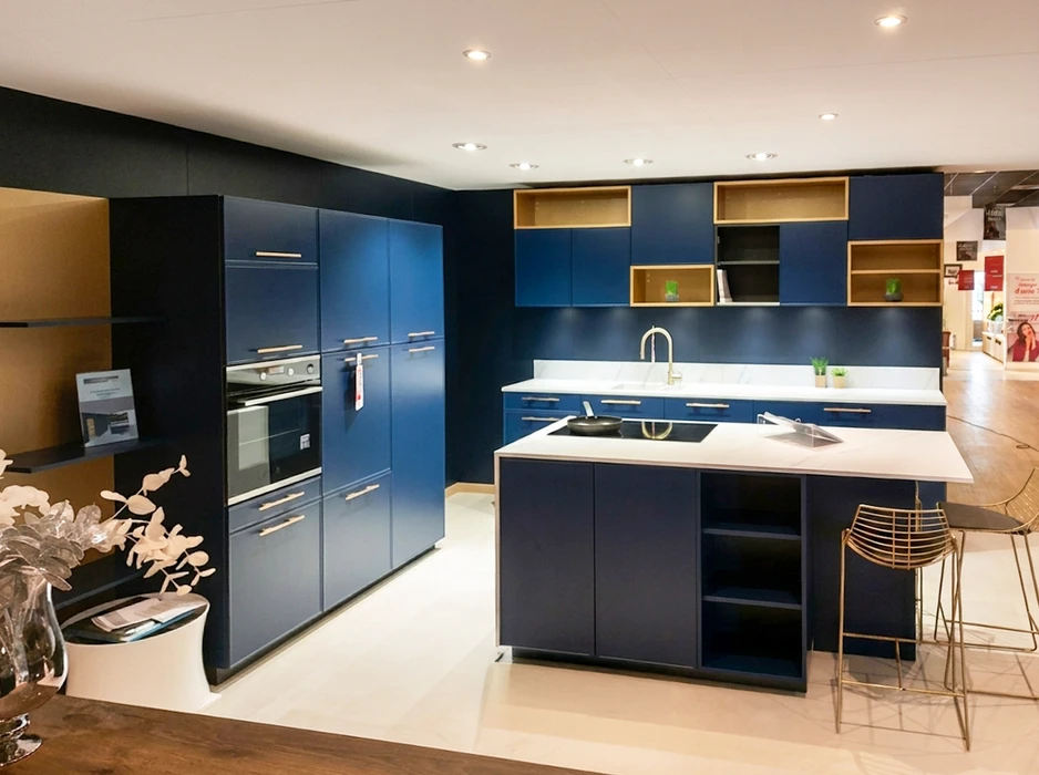 Plafond moderne avec poutrelles en bois formant un caisson décoratif, luminaire suspendu cylindrique avec abat-jour en tissu beige et structure métallique noire