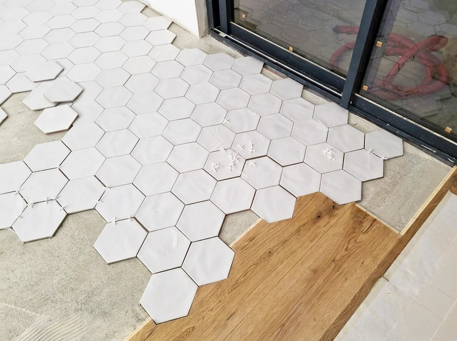 Carrelage en grès cérame effet béton ciré posé en diagonale sur sol intérieur