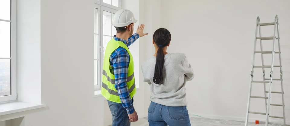 Chantier de pose de parquet en cours dans un intérieur résidentiel