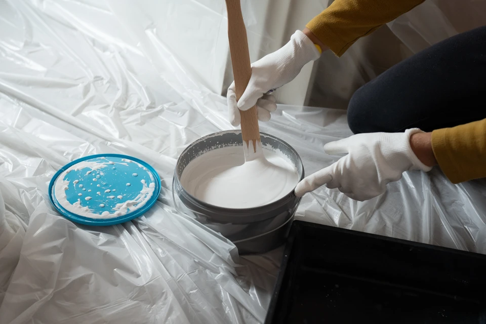 Intérieur en cours de rénovation avec contraste saisissant entre zone achevée et zone en travaux