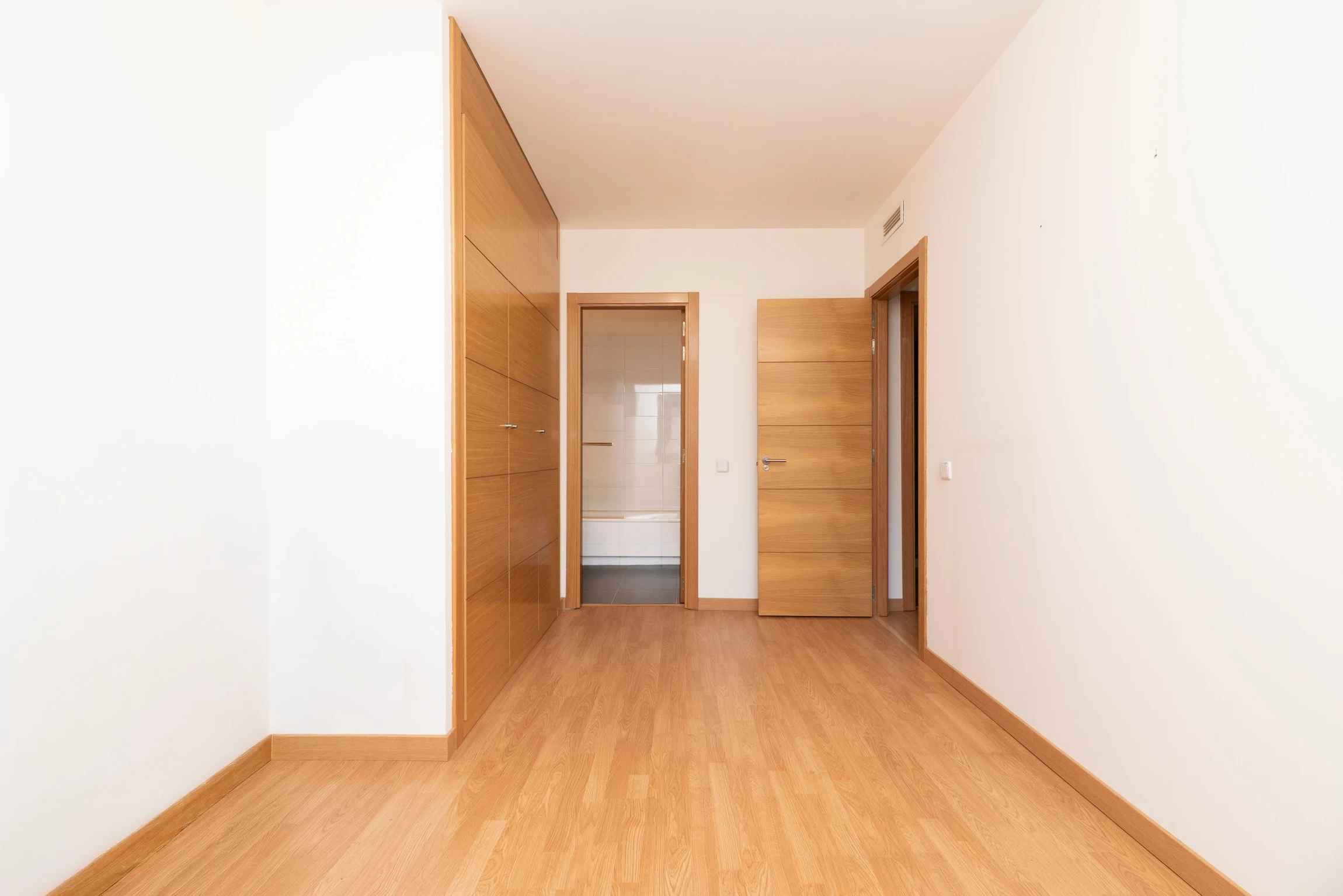 Intérieur en cours de rénovation avec contraste saisissant entre zone achevée et zone en travaux